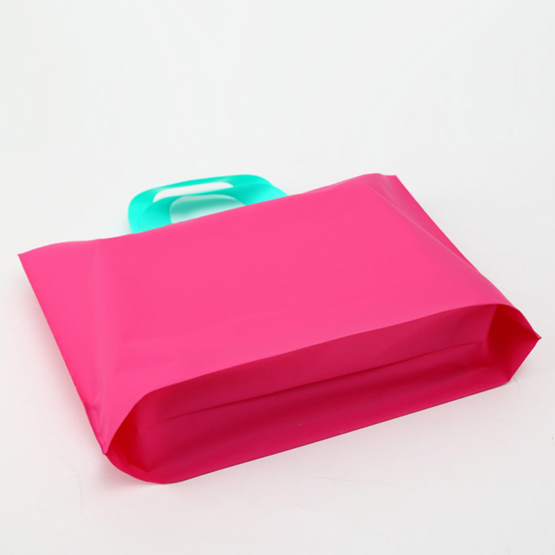Wholesale frosted handbag PE packaging plastic bag for clothing gift garment personalized with handle packaging logo